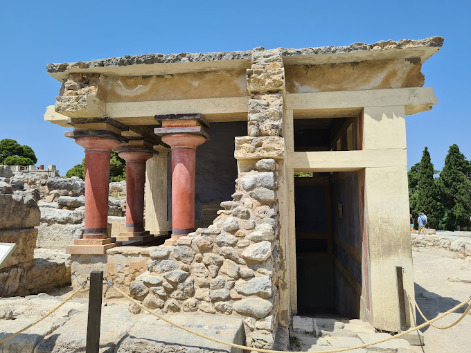 key features of knossos palace
