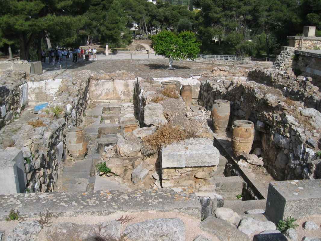 Knossos pithoi
