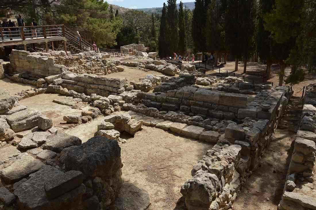 Knossos temple tomb