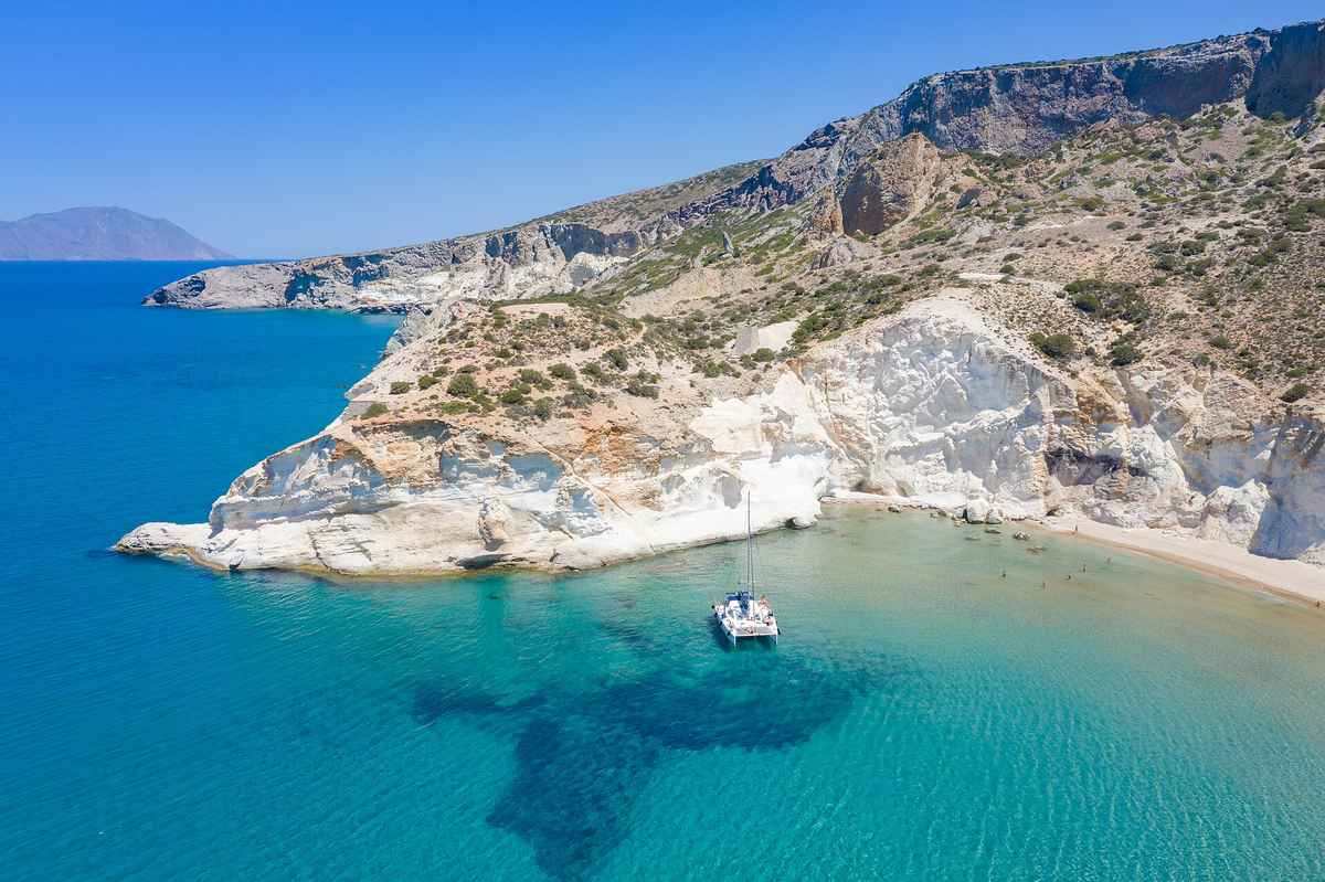 Milos sailing