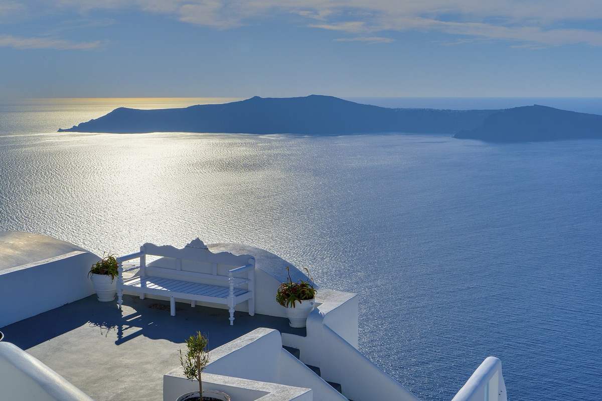 Mykonos vs Santorini