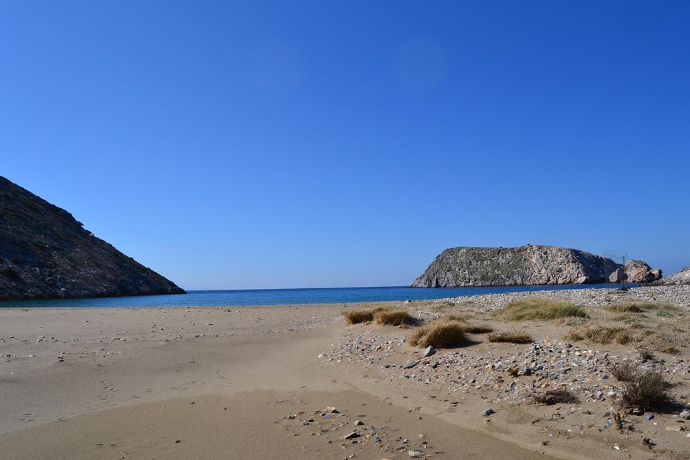 Aetos Beach on Syros: A Remote North-Coast Cove in Apano Meria