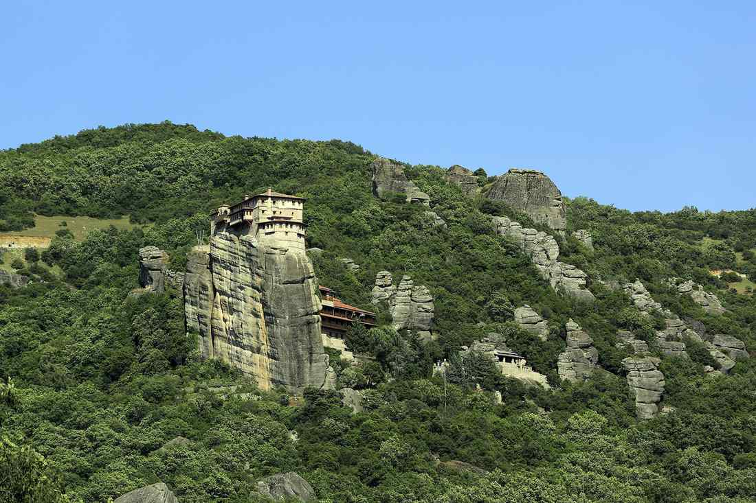 Getting Around Meteora: Car, Bus, Taxi and Footpaths