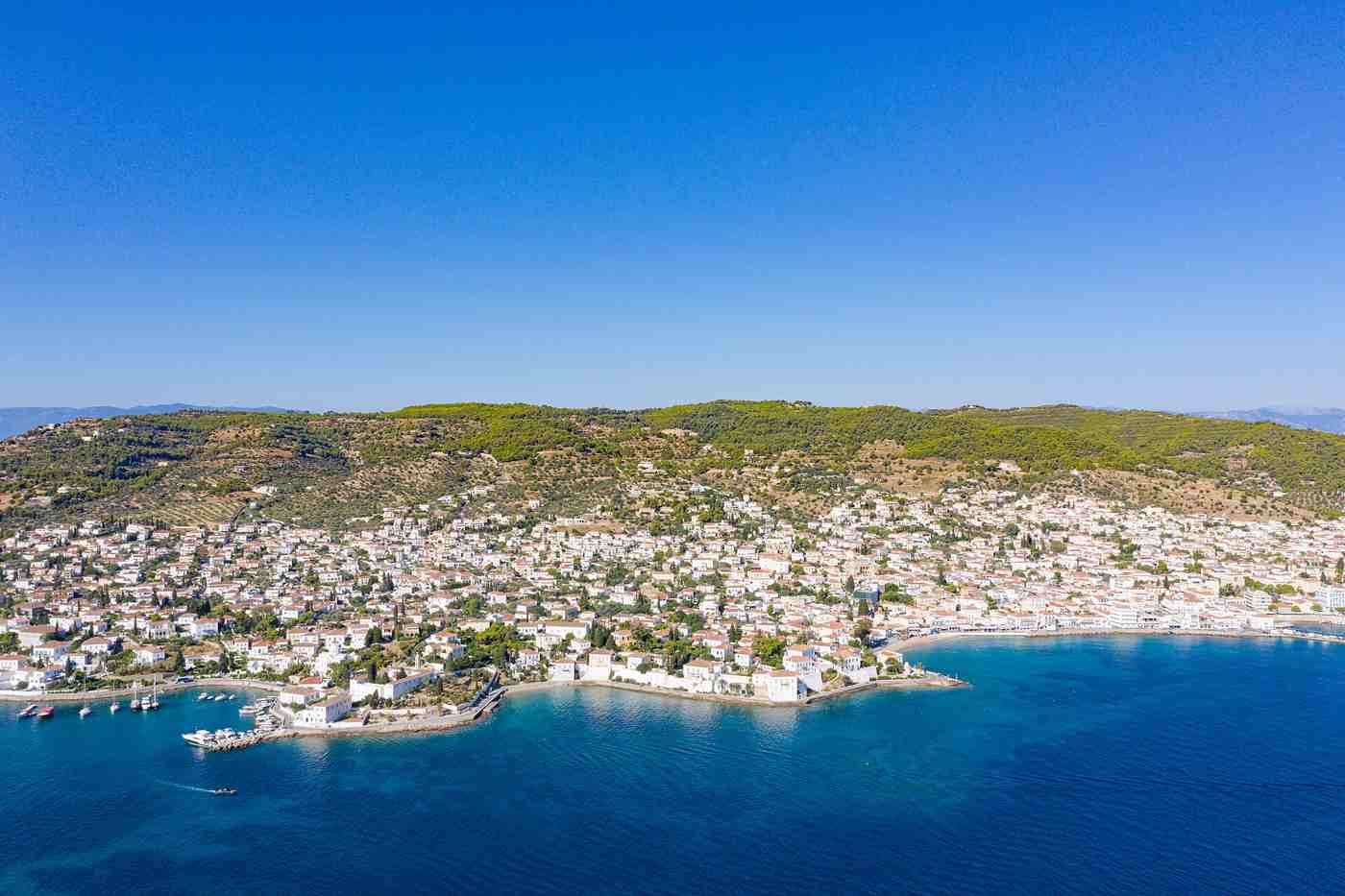 Spetses, Greece — Aerial view of Agios Nikolaos Beach on Spetses island, Greec