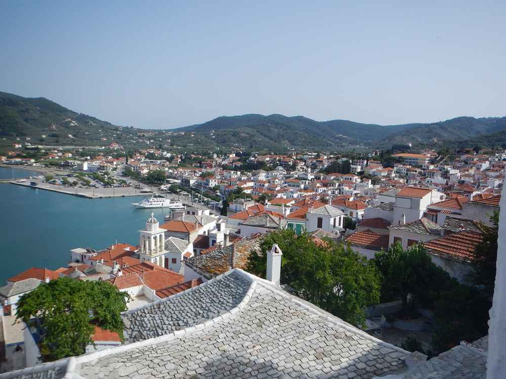 Skopelos, Greece — Panoramic view of Skopelos city
