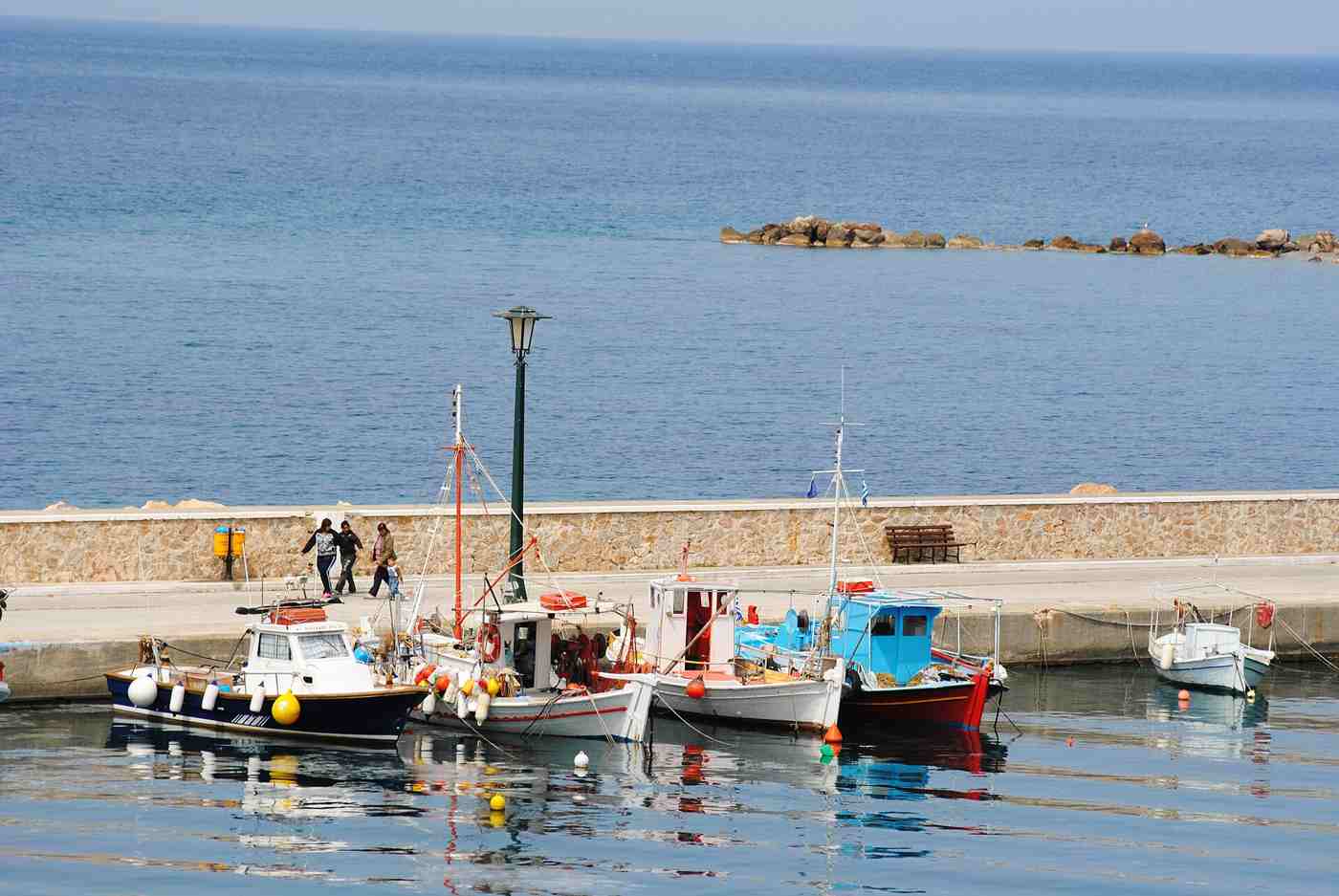 Skopelos, Greece — Βάρκες στο Λουτράκι (Γλώσσα)