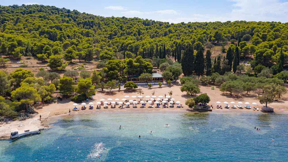 Spetses, Greece — Blick aus dem Meer auf den Sandstrand Zogeria auf Spetses, G