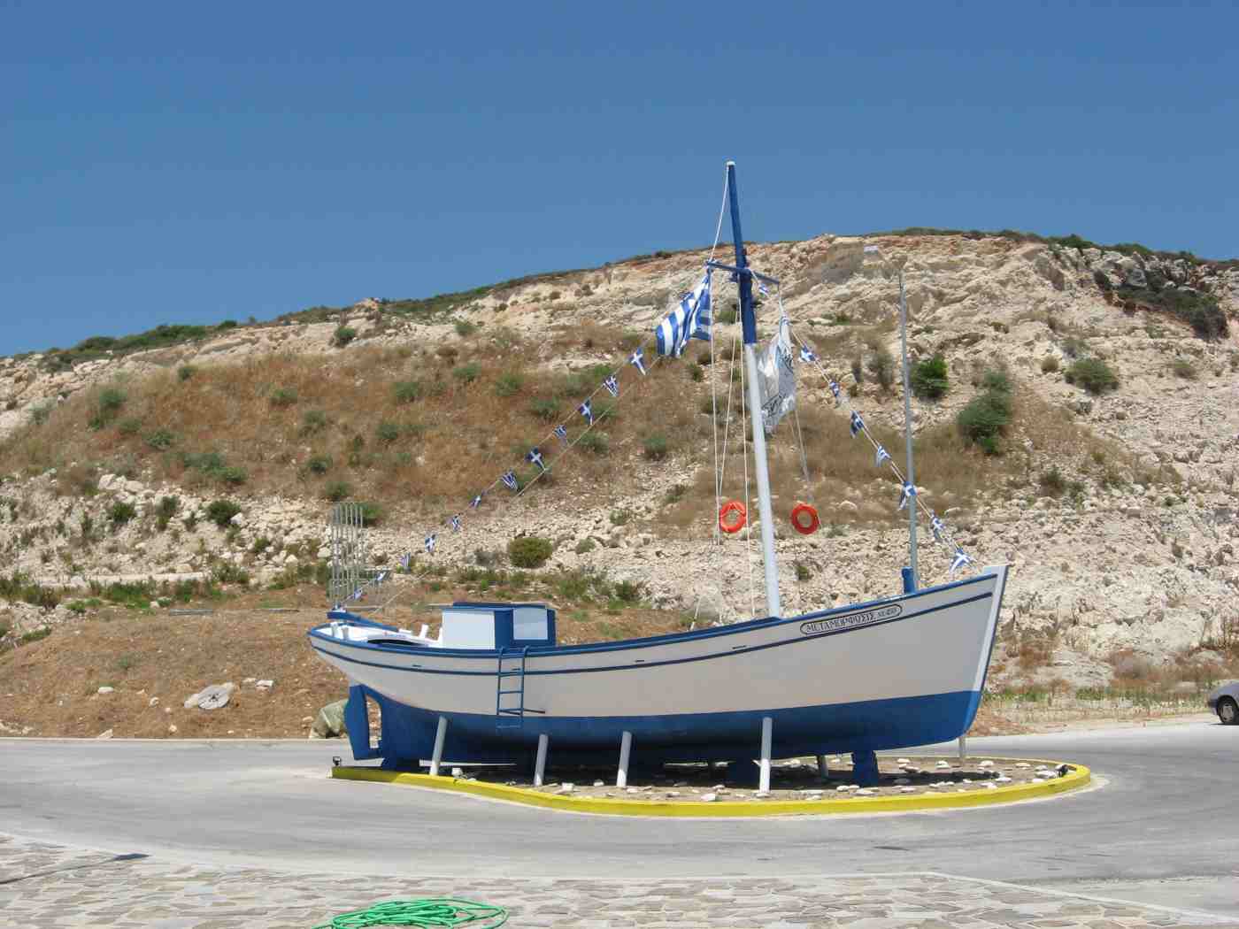 Grounded fishing boat, Pythagorio Marina. - panoramio