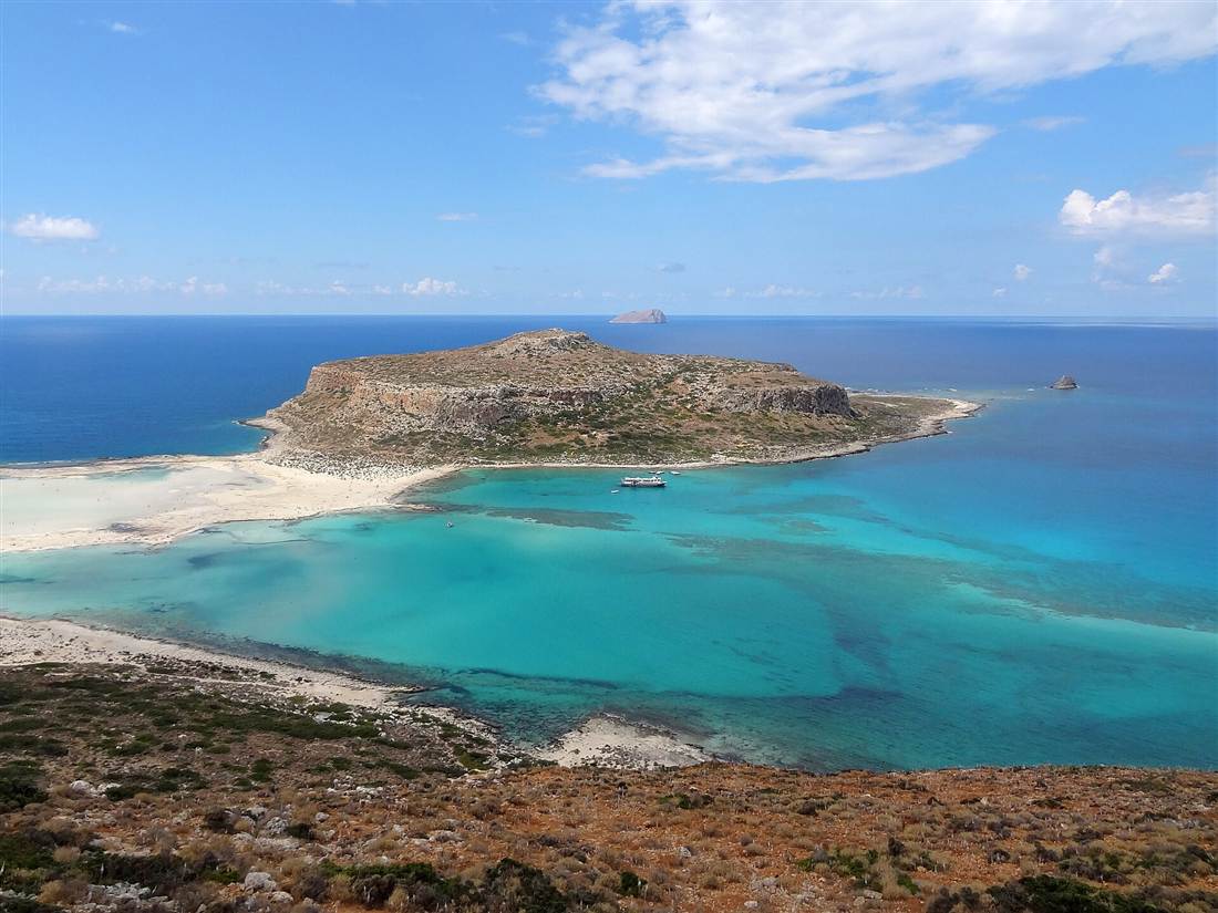 The turquoise Balos lagoon and Gramvousa with a cruise boat, the top Chania boat trip
