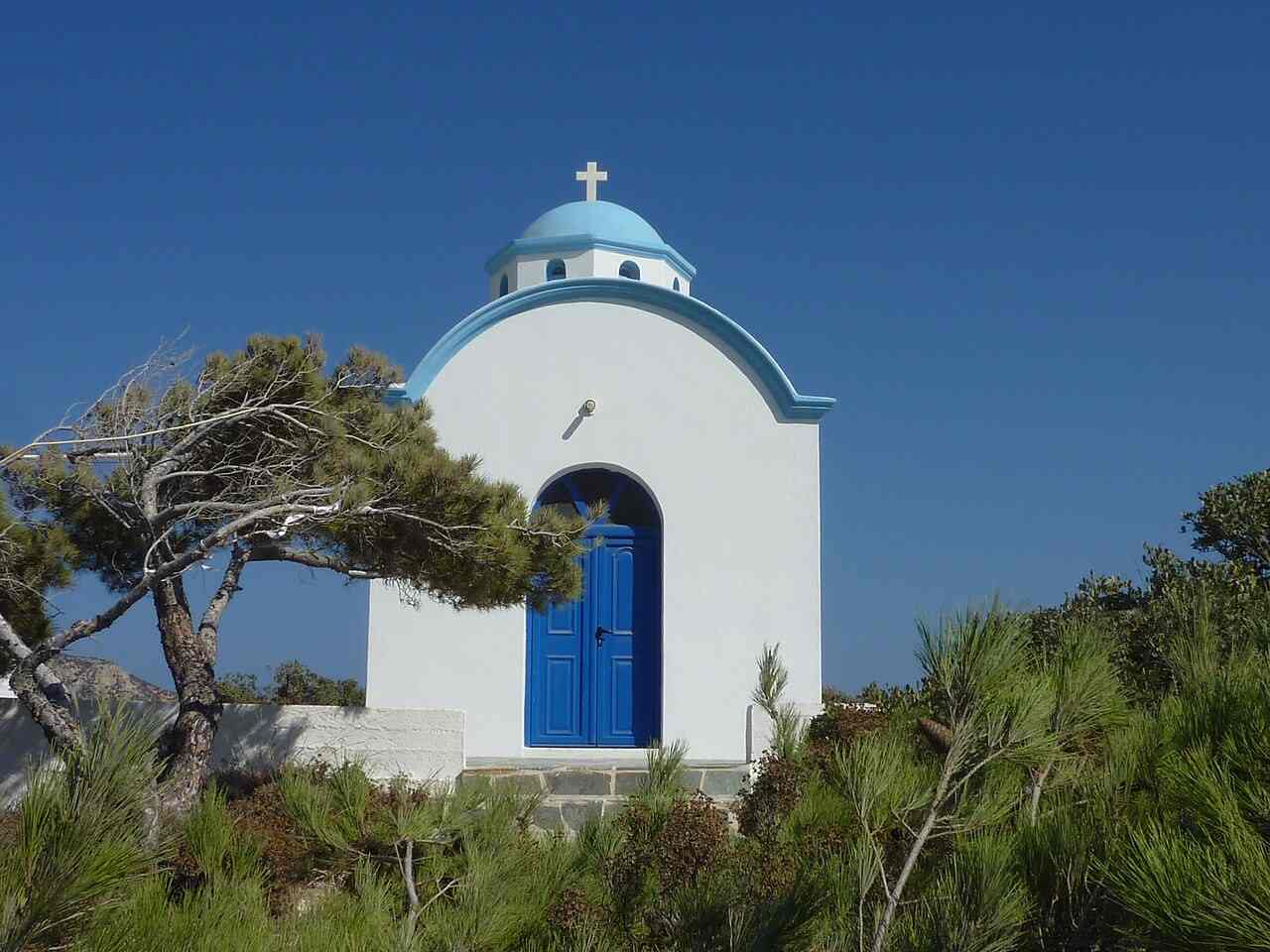 A whitewashed, blue-domed chapel on Karpathos, a picturesque setting for an island wedding