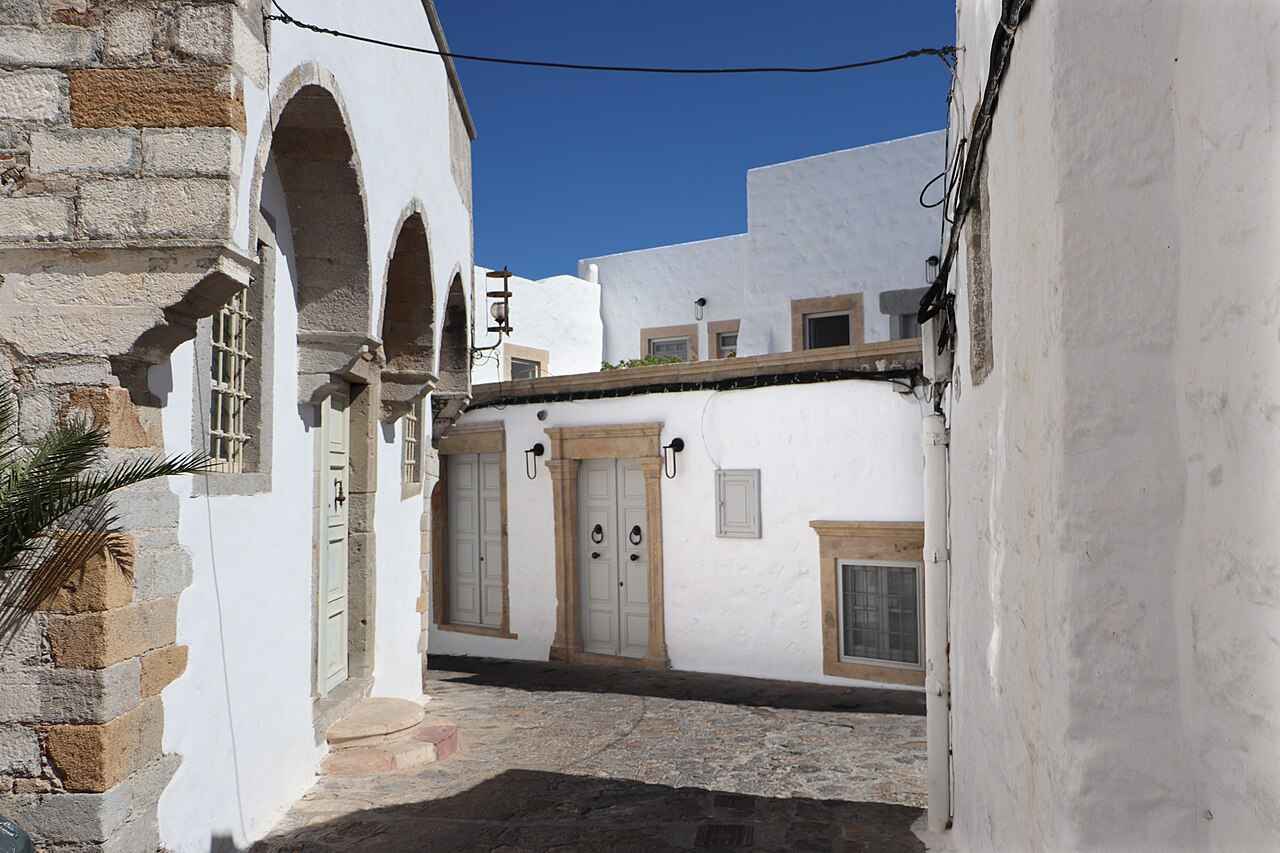 A whitewashed arched corner in the lanes of Chora, Patmos