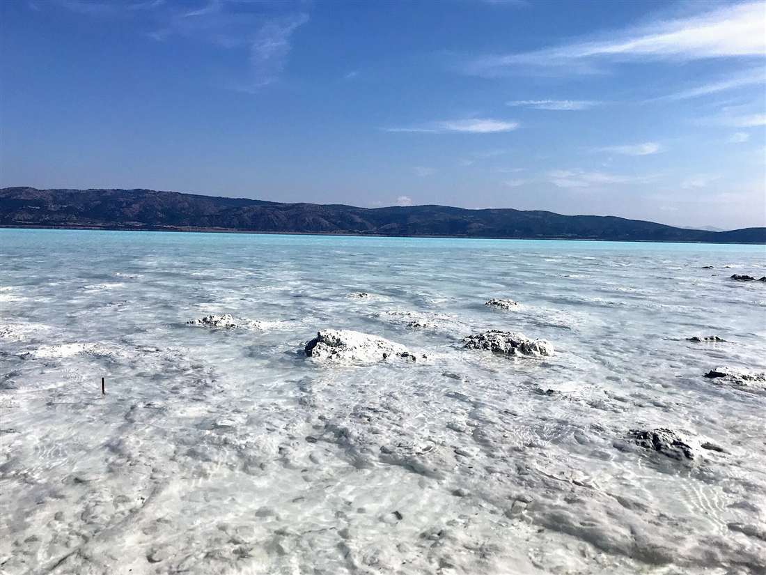 The turquoise water and white shore of Salda Lake, a stop on the Fethiye to Pamukkale route
