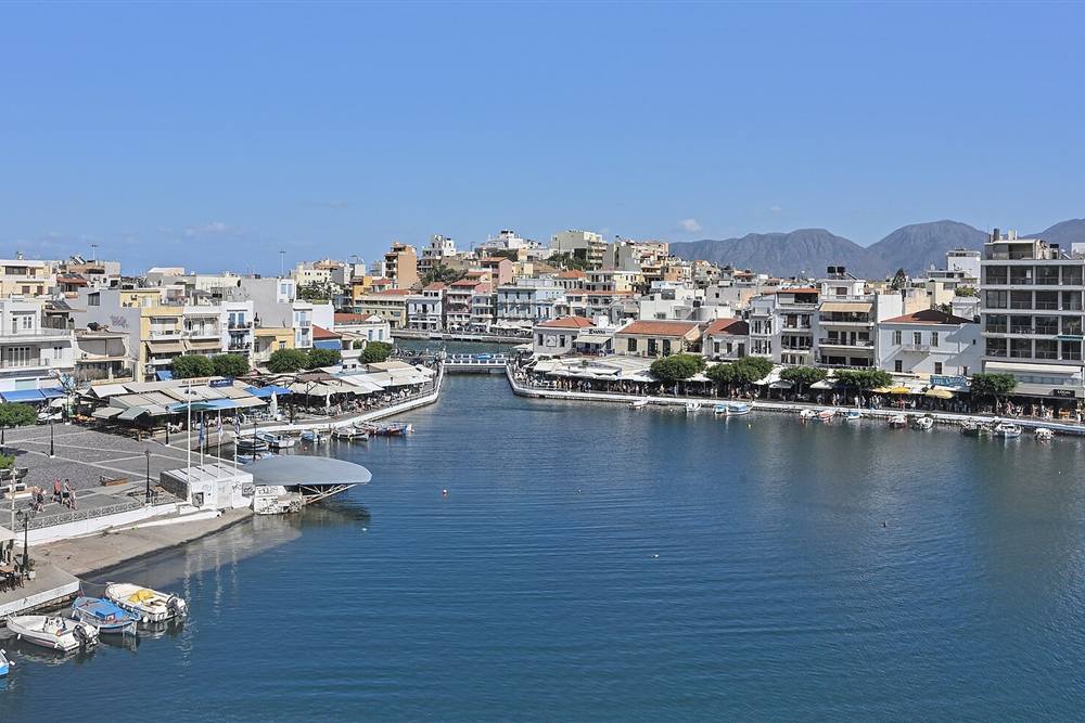Lake Voulismeni in Agios Nikolaos, beside the harbour the day boats leave from