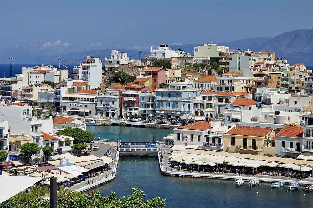 Agios Nikolaos walking tour view over Lake Voulismeni and the harbour town