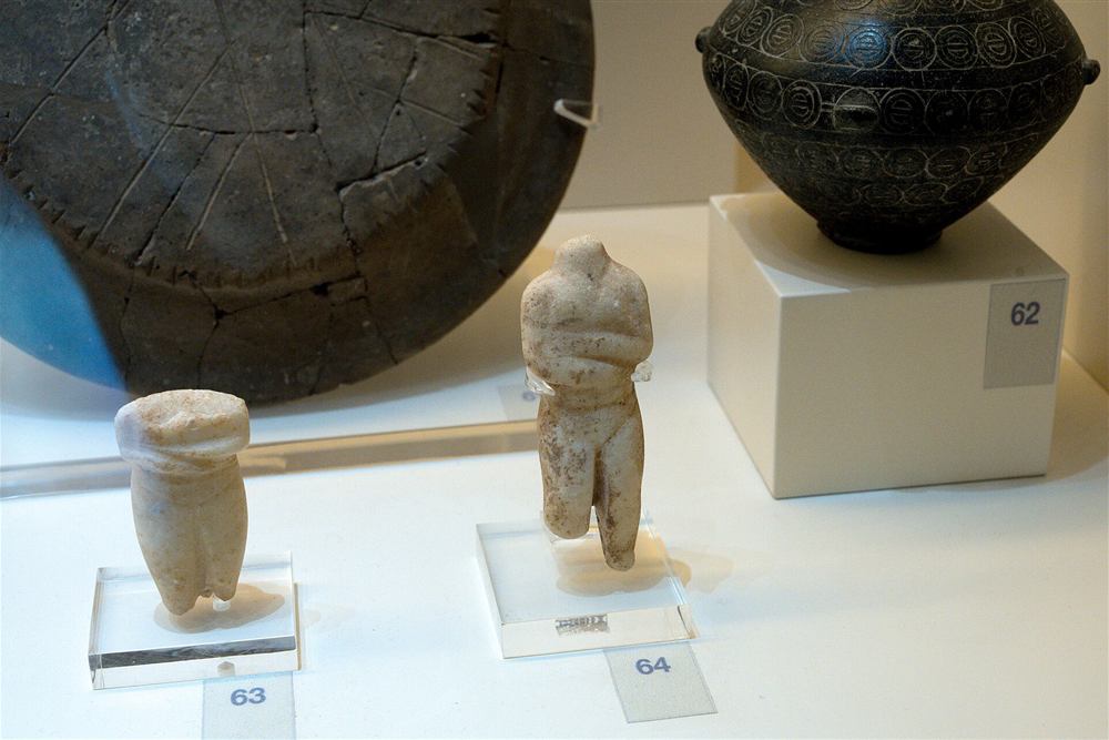 Early Cycladic marble figurines, the shape carved on the Cycladic art version of the Athens marble carving workshop