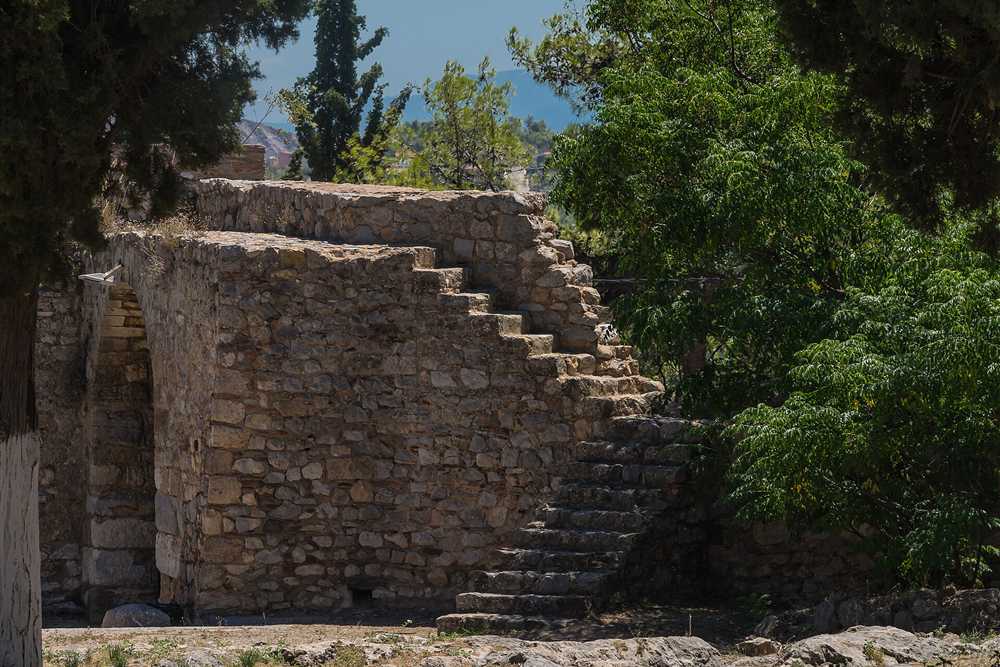 Chalkida walking tour climb to the Karababa fortress above the strait