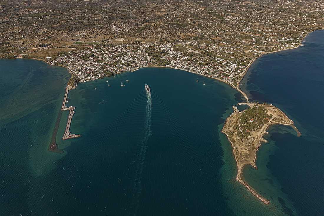 Eretria boat cruise leaving the harbour past the Island of Dreams