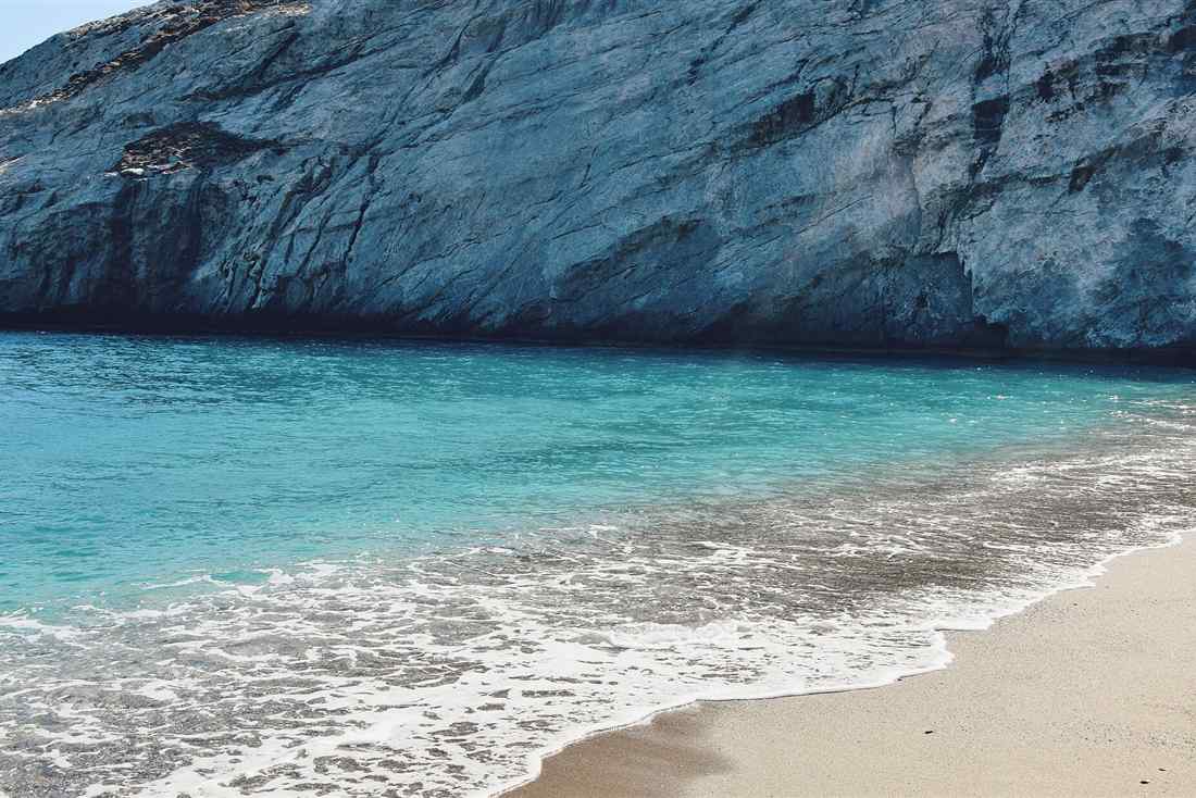 Katergo beach on Folegandros, the roadless cove the boats reach in 15 minutes from Karavostasi