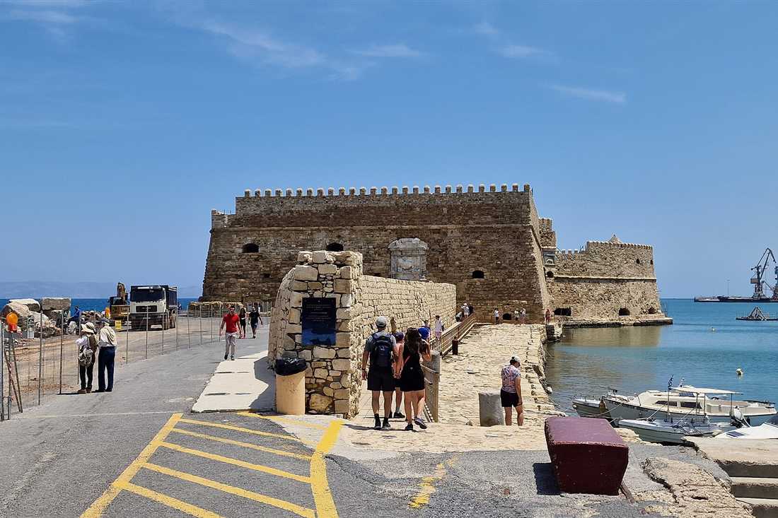 Heraklion walking tour visitors on the harbour mole to the Koules fortress