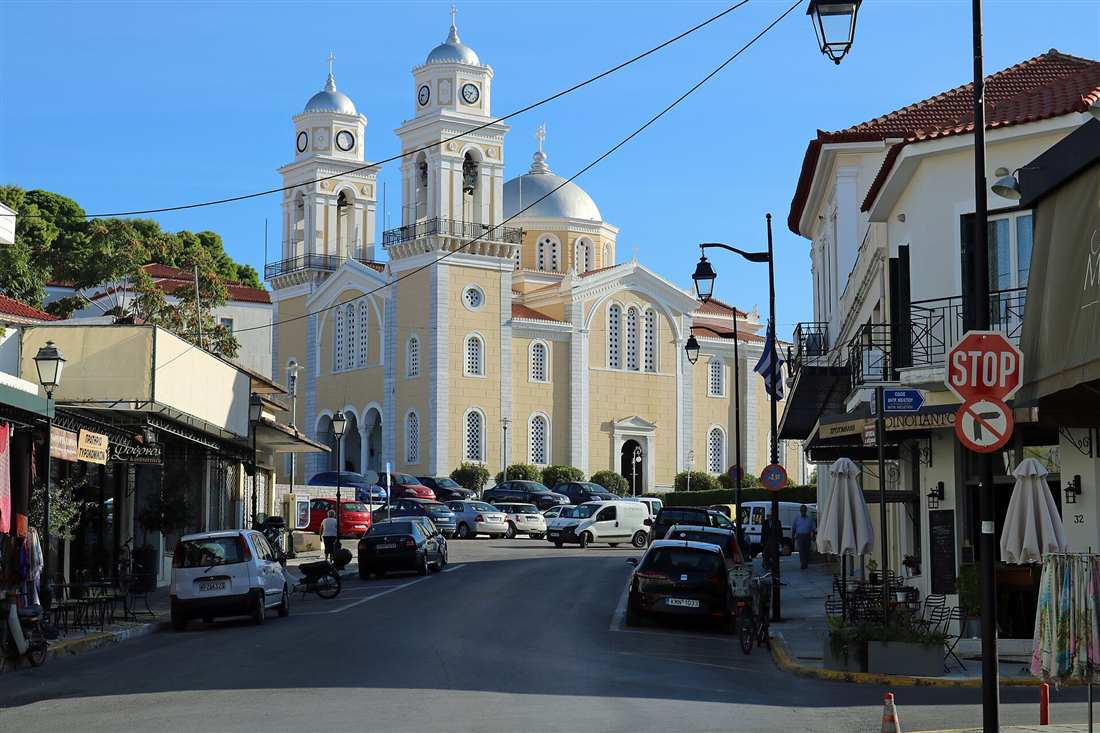 Kalamata walking tour reaching the Ypapanti cathedral in the old town