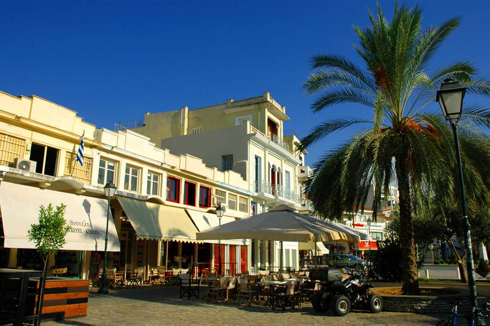 Kalamata walking tour through the cafe square of the old city