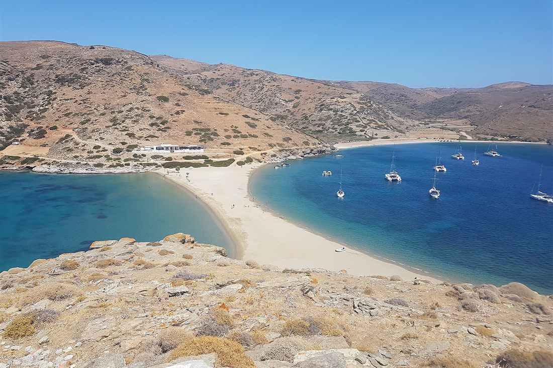 The Kolona sandbar on Kythnos with turquoise water on both sides, a stop on a Kythnos kayak tour