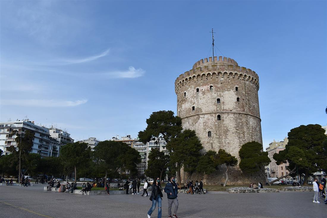 The White Tower on the Thessaloniki waterfront, Macedonia, Greece