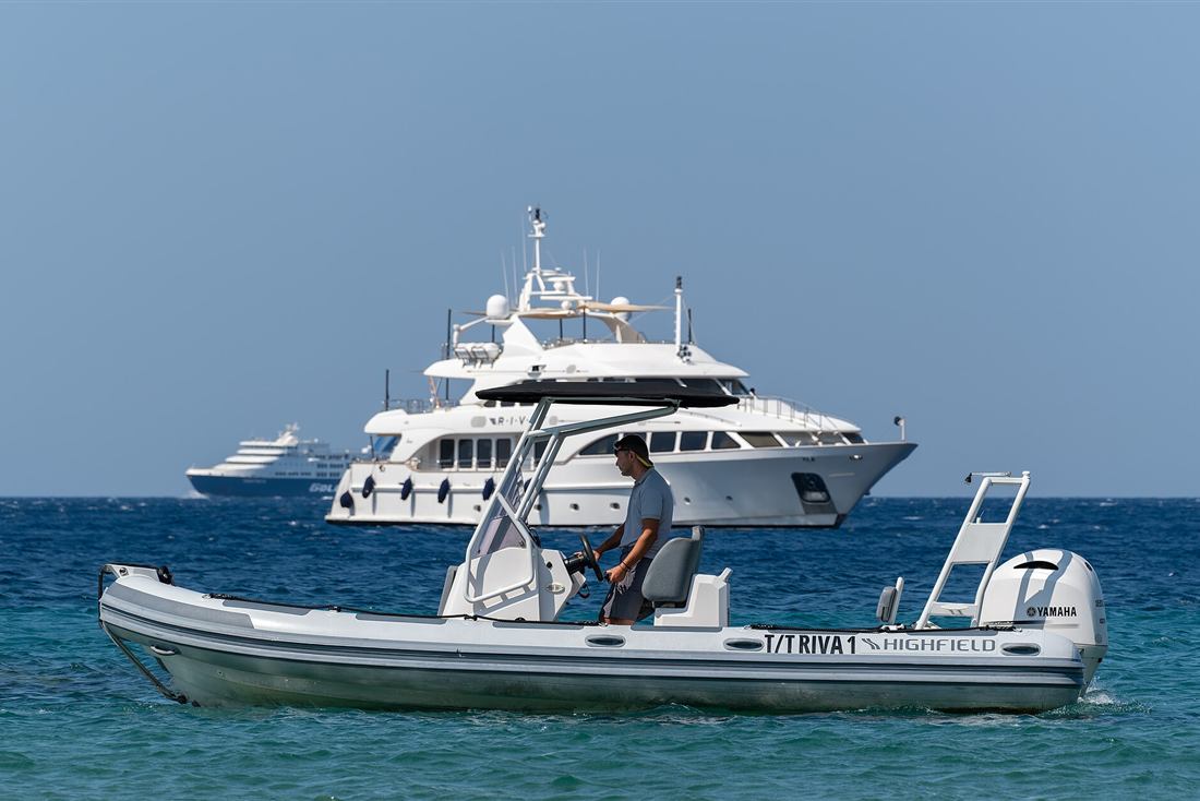 A self-drive rigid inflatable with a Yamaha outboard, the boat a Milos boat rental hands over