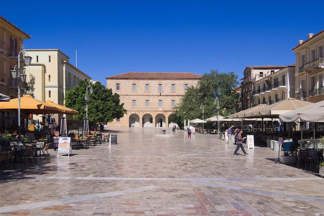 Nafplio walking tour: Syntagma Square and the Venetian arsenal where the walks meet
