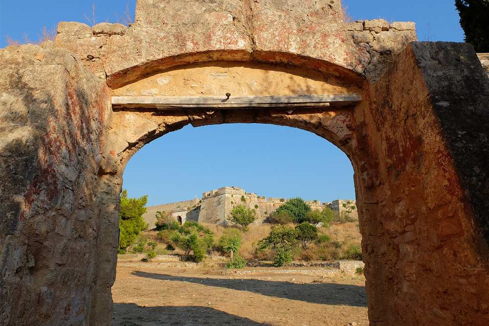 Pylos day trip stop at the Niokastro fortress above the town