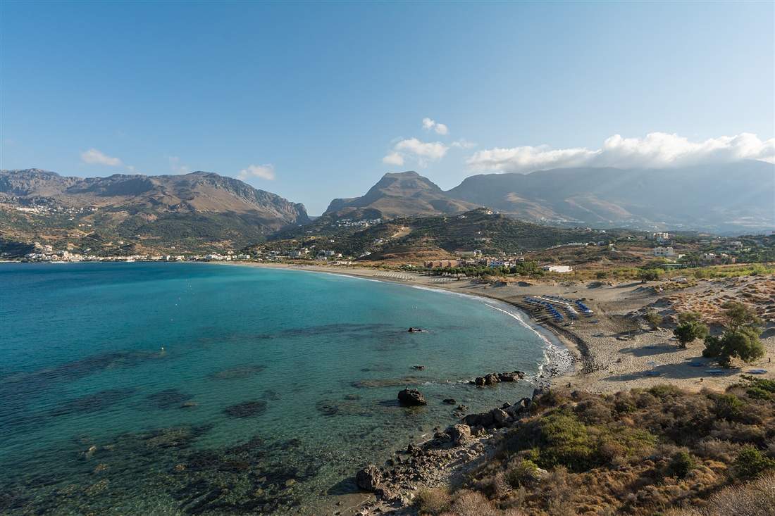 The wide turquoise bay of Plakias on the south coast, the base for Rethymno scuba diving
