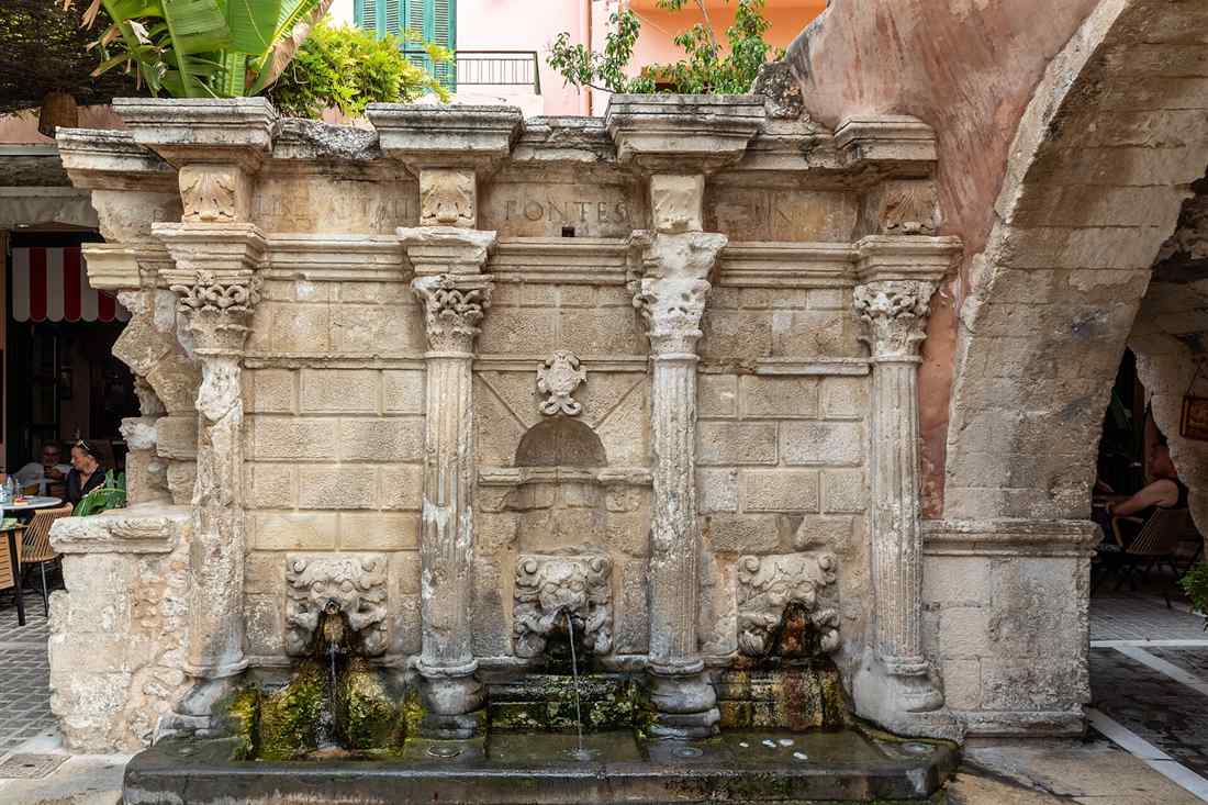 Rethymno walking tour meeting point at the Venetian Rimondi Fountain