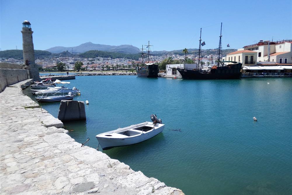 Rethymno walking tour stop at the Venetian harbour and lighthouse