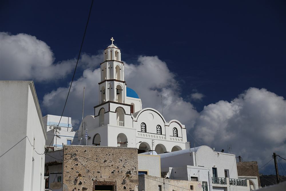 Church with a blue dome in Pyrgos, the hilltop village on Santorini e-bike routes