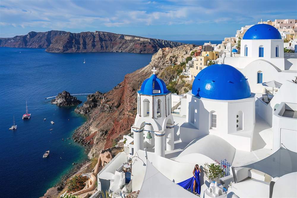 The blue domes of Oia above the caldera, the destination most shore excursions drive to