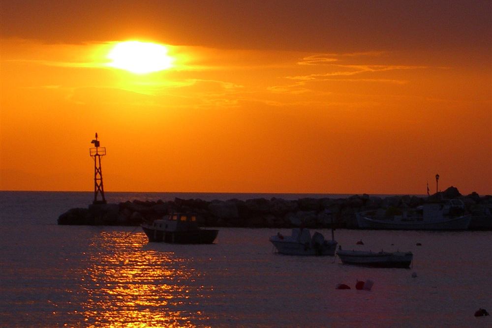 Kini bay at sunset where the Syros boat trip departures anchor