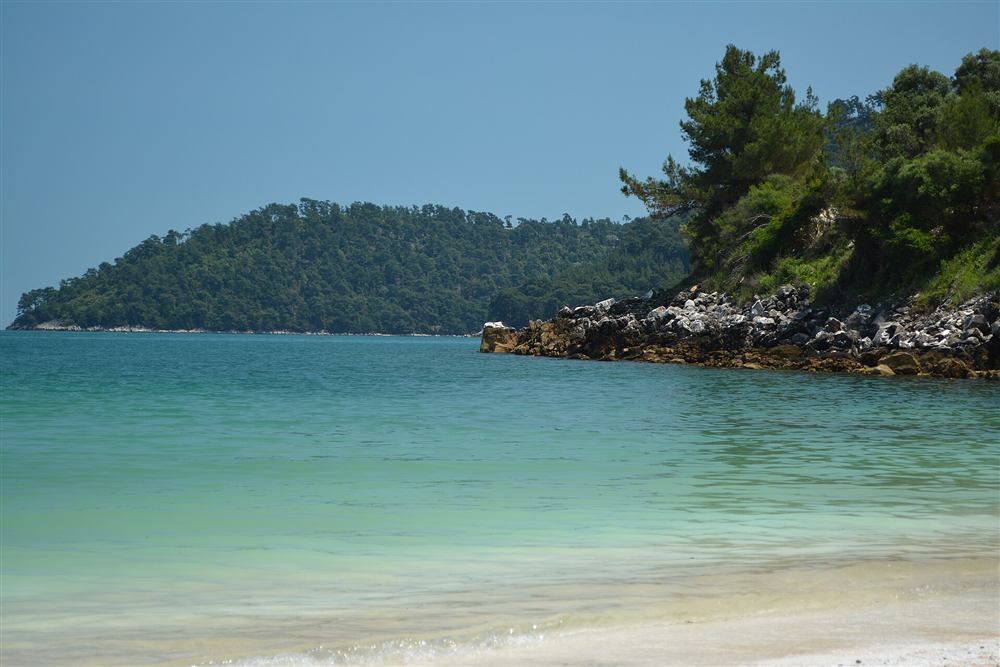 A turquoise cove on the Thassos coast where boat trips stop to swim