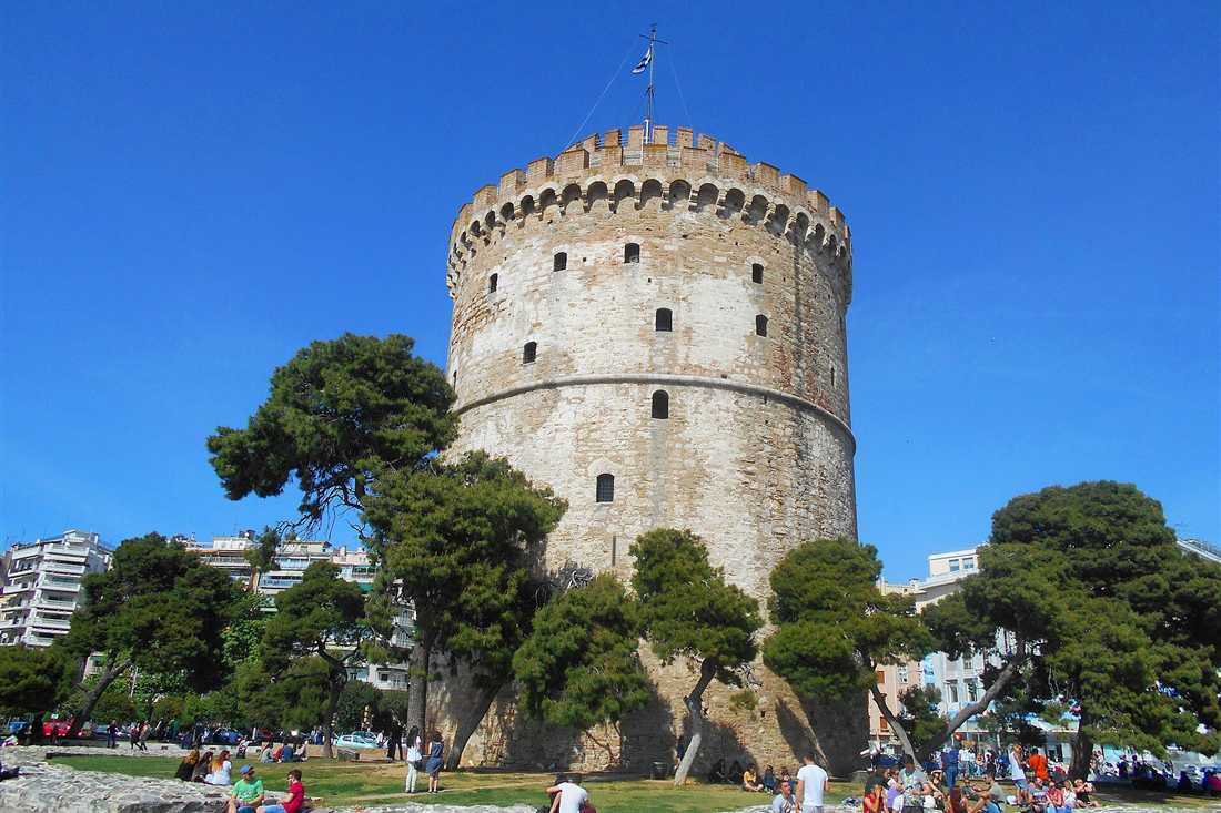 Thessaloniki e-bike tour: the White Tower on the waterfront where the rides start