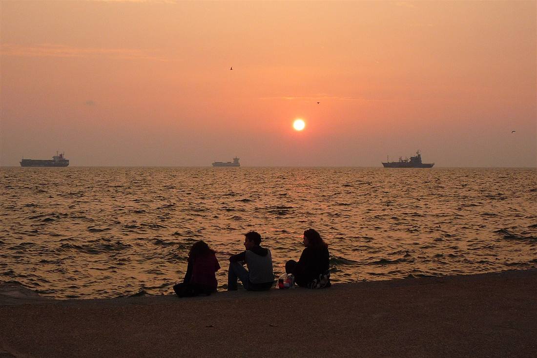 Sunset over the Thermaic Gulf from the Thessaloniki waterfront, a favourite subject on a Thessaloniki painting class