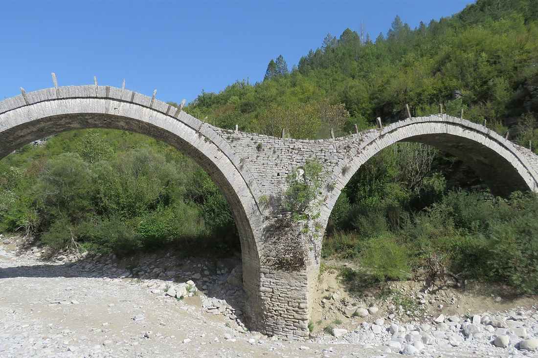 The triple-arched Kalogeriko bridge below Kipoi in Zagori
