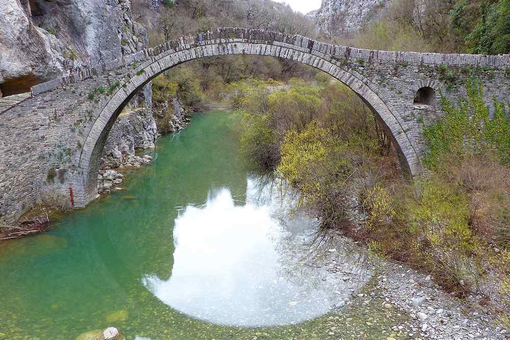 The single high arch of the Kokkorou bridge over the Bagiotiko stream