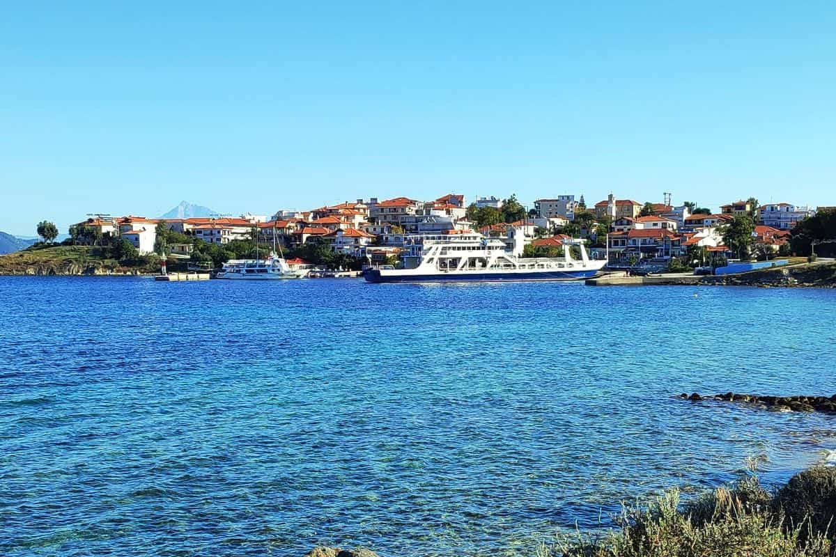 Ammouliani tours at the village harbour of Ammouliani with the ferry from Tripiti