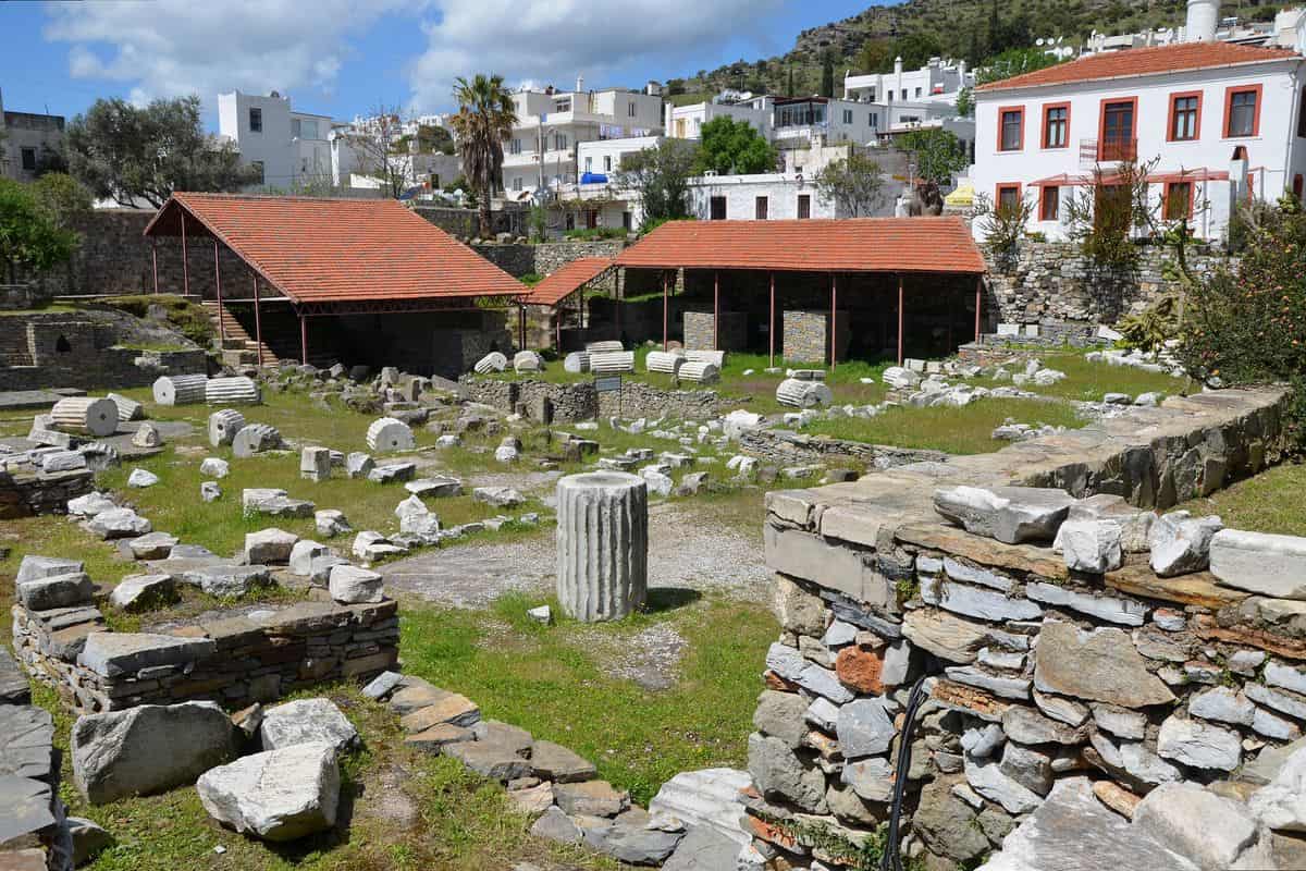 Bodrum tours walk the ruins of the Mausoleum at Halicarnassus in the centre of Bodrum