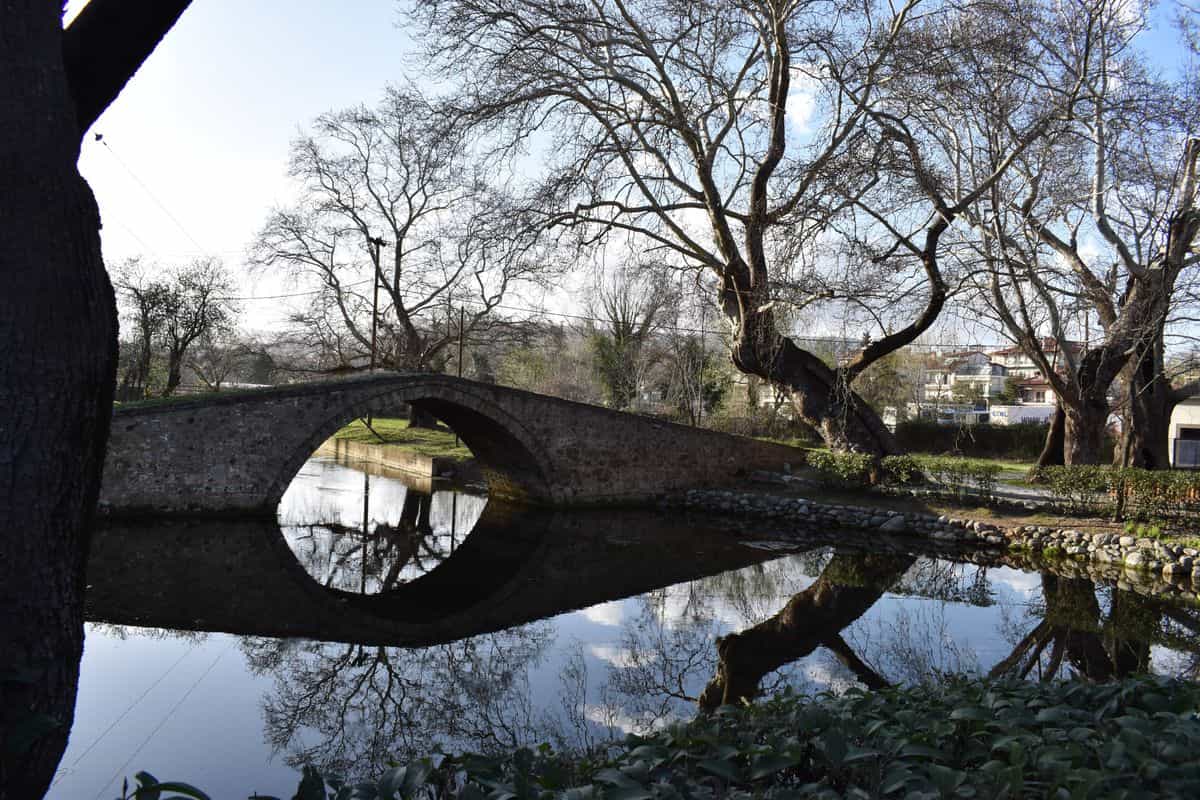Edessa tours cross the old stone bridge of Edessa over the river in the Varosi area