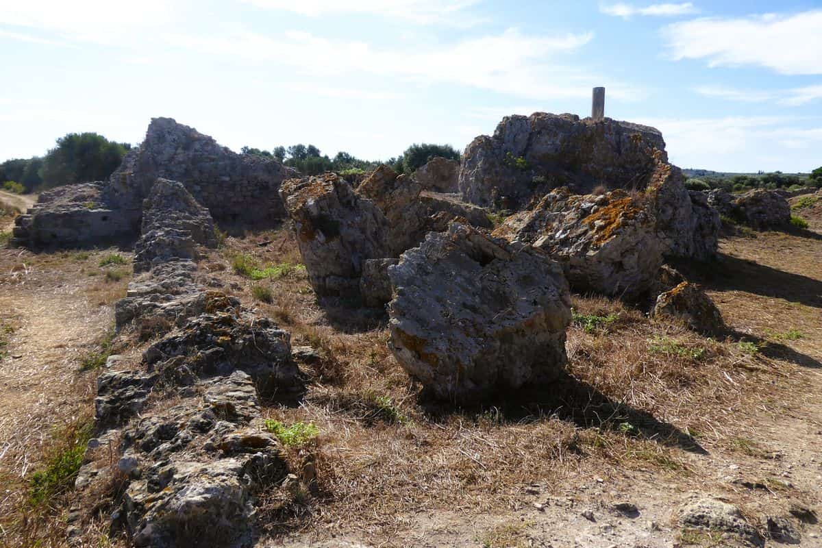 Kyllini tours visit the ruins of the medieval citadel of Glarentza on the coast near Kyllini