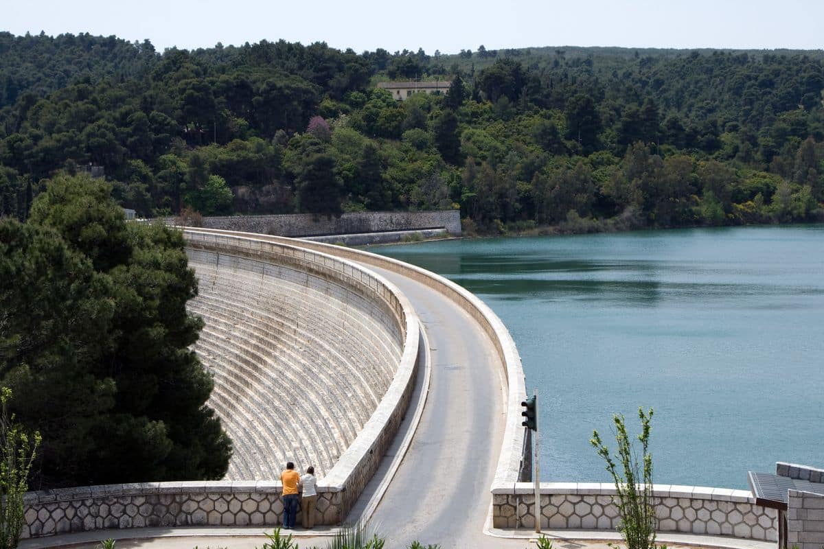 Marathon tours cross the marble-faced dam of Lake Marathon in East Attica