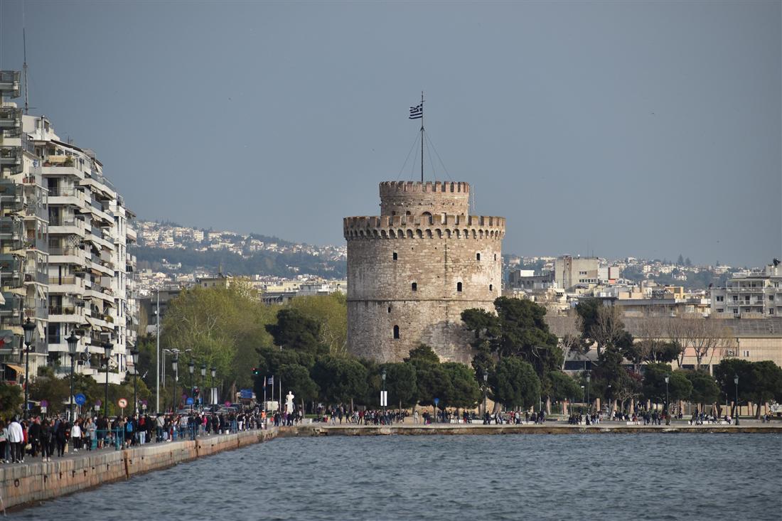 The White Tower on the Thessaloniki waterfront, the city landmark visitors pass on the way to the Museum of Illusions Thessaloniki.