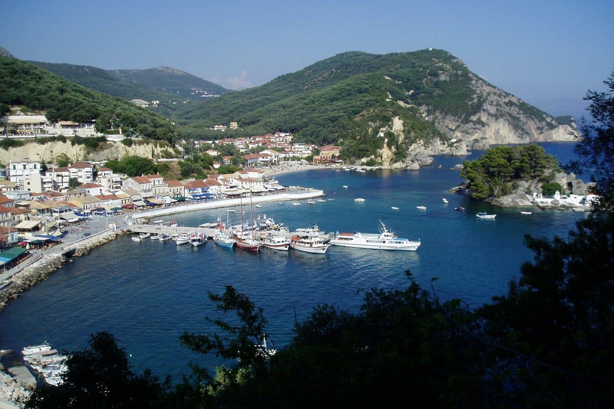 Parga tours over the harbour of Parga with the islet of Panagia in the bay