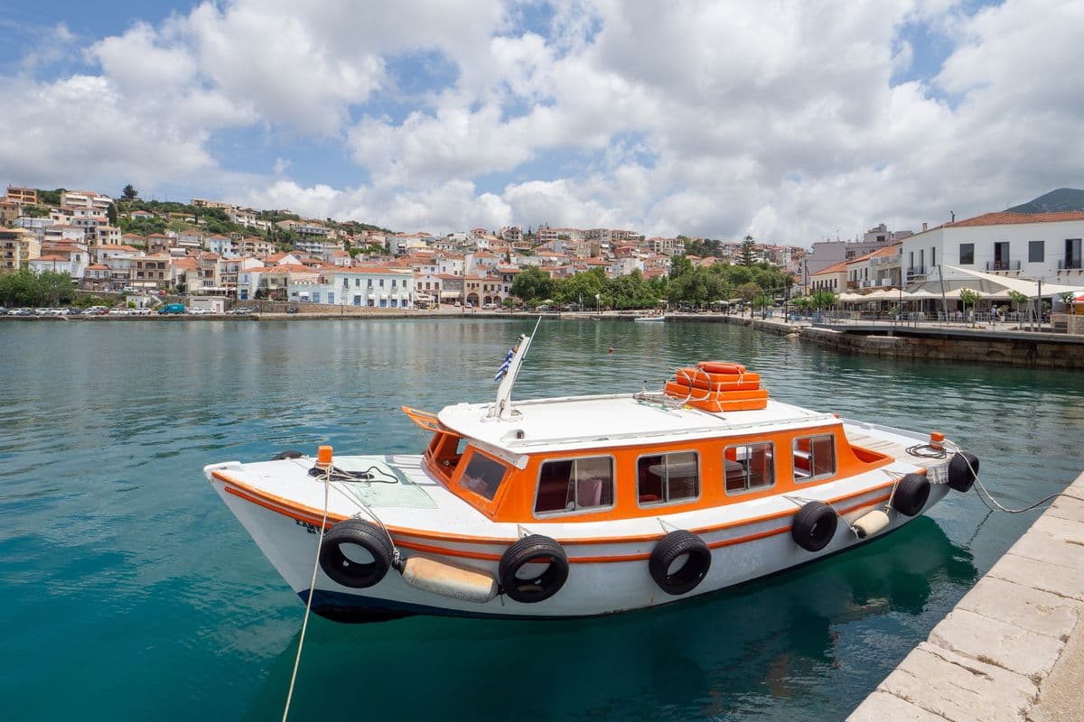 A boat in the harbour of Pylos, the starting point of onward Pylos transfers