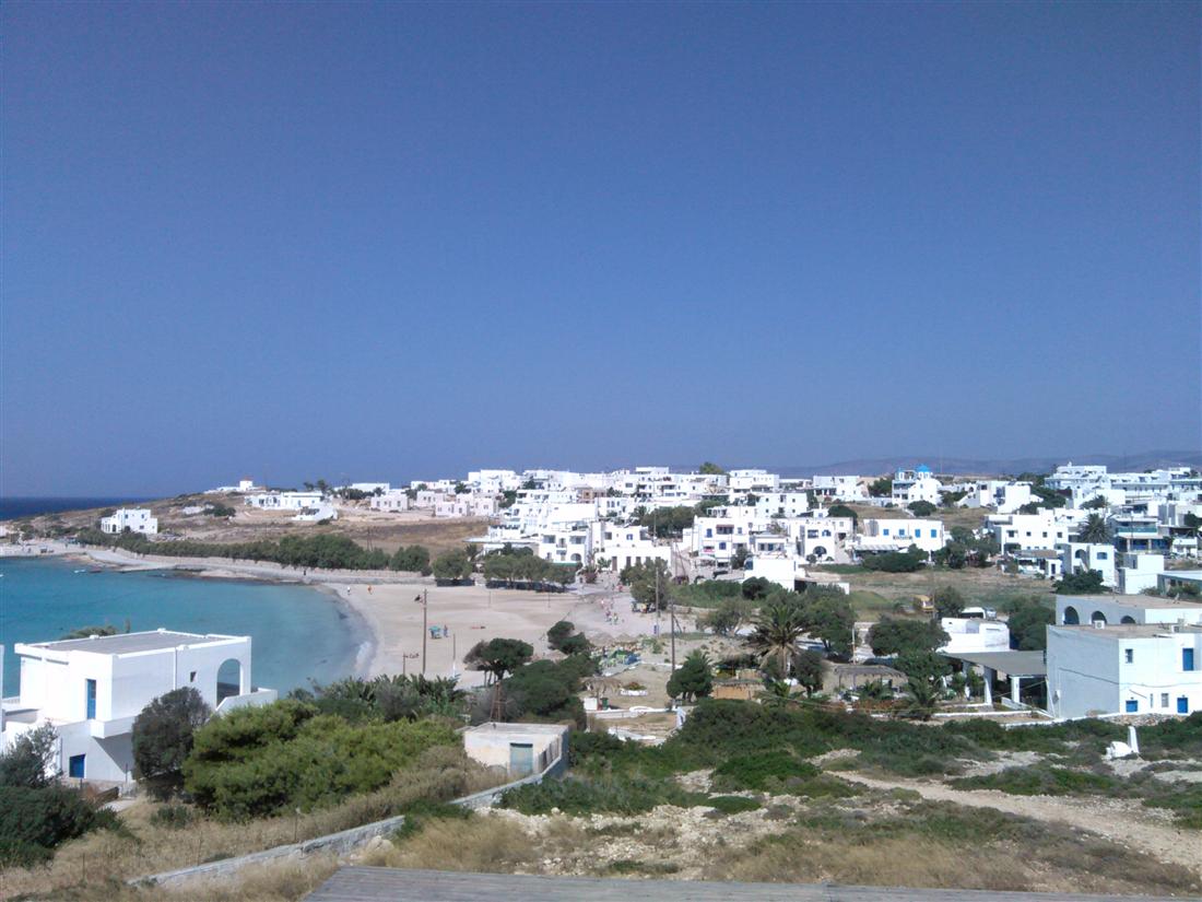 The white houses of Chora on Ano Koufonisi above its bay, the island that Rina Cave Naxos cruises visit after the cave.